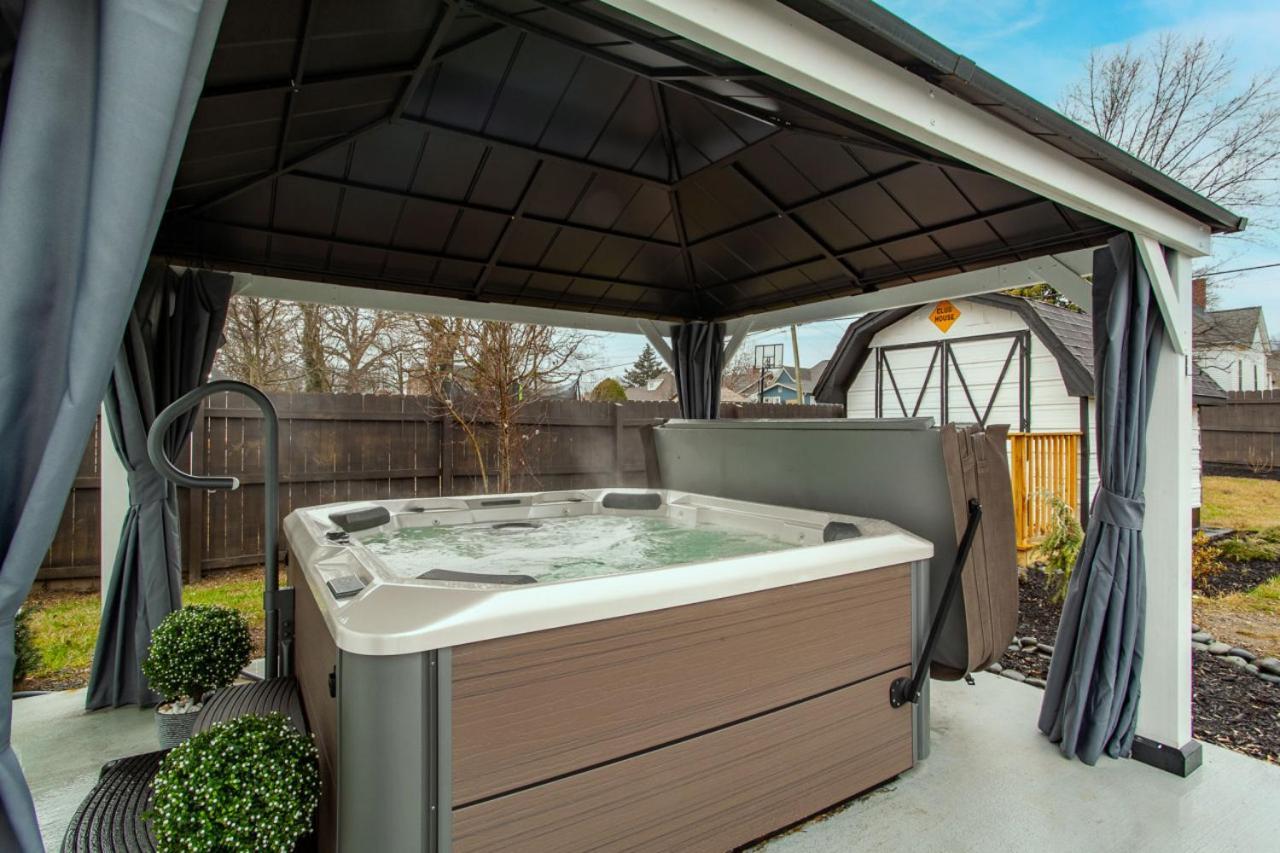 Blue Valley Inn - Hot Tub & Spacious Play Area! Ноксвилл Экстерьер фото